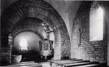 Våmbs lilla kyrka i Västergötland är enligt traditionen den äldsta<bi landskapet. Hur därmed än förhåller sig, är den likväl ett<bovanligt orört exempel på den romanska kyrkoarkitekturen i dess<biooo-talsskick, ett motstycke till Väversunda (sid. 128).