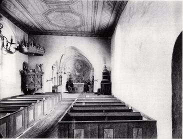 Balingsta kyrka i Uppland är intressant på många sätt, ej minst därför, att<bden legat öde och övergiven i ett halvt århundrade för att i våra dagar<bånyo tagas till heders, sedan församlingen funnit sin nybyggda och på sin<btid högmoderna tegelkyrka mindre lämplig. Vid återställandet har denna<b1100-talskyrka av enkel Upplandstyp invändigt fått ett nytt trätak av det<bslag, som eljes i allmänhet under medeltidens senare del ersattes med valv. Balingsta kyrka i Uppland är intressant på många sätt, ej minst därför, att<bden legat öde och övergiven i ett halvt århundrade för att i våra dagar<bånyo tagas till heders, sedan församlingen funnit sin nybyggda och på sin<btid högmoderna tegelkyrka mindre lämplig. Vid återställandet har denna<b1100-talskyrka av enkel Upplandstyp invändigt fått ett nytt trätak av det<bslag, som eljes i allmänhet under medeltidens senare del ersattes med valv.