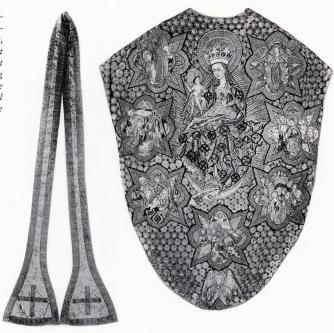 Denna präktiga mässhake, som<btillhör Uppsala domkyrka, är<bbroderad i guld, silver, silke och pärlor,<btroligen av en vid 1400-talets slut<bi Stockholm bosatt konstnär, Albert<bpärlstickare, vilken också försåg<bmånga kyrkor i mellersta Sverge<bmed präktiga kalkmålningar. Till<bvänster ses en »stola», tillhörande<bStatens Historiska Museum.
