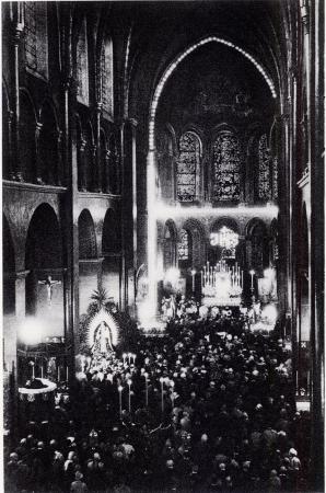 Denna bild, hämtad ur ett<bnyutkommet tyskt arbete, »Orbis Catholicus»,<b(Atlantisverlag, Berlin), visar<båterkomsten av en vallfärdsprocession till<ben kyrka i Köln. Den ger ett starkt<bintryck av den medeltida prakt, som den<bkatolska gudstjänsten ännu bibehållit. Denna bild, hämtad ur ett<bnyutkommet tyskt arbete, »Orbis Catholicus»,<b(Atlantisverlag, Berlin), visar<båterkomsten av en vallfärdsprocession till<ben kyrka i Köln. Den ger ett starkt<bintryck av den medeltida prakt, som den<bkatolska gudstjänsten ännu bibehållit.