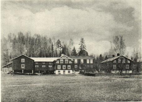 Bild 2. Nummer 10 Växbo. Mangården till höger, fägården till vänster. Bild 2. Nummer 10 Växbo. Mangården till höger, fägården till vänster.