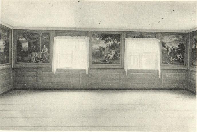 Bild 11. Främre långväggen i gäststugans nedre sal.