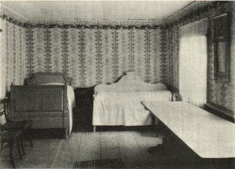 Bild 15. Rum med schablonmålade väggar, imperialsäng och gustaviansk säng, rum E. Bild 15. Rum med schablonmålade väggar, imperialsäng och gustaviansk säng, rum E.