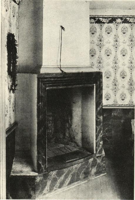 Bild 17. Spis och schablonerad väggmålning i rum D, nedre botten.