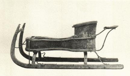 Bild 13. Kappsläde med flätad korg från Gräf snäs slott, Västergötland.<bI Nordiska museet.