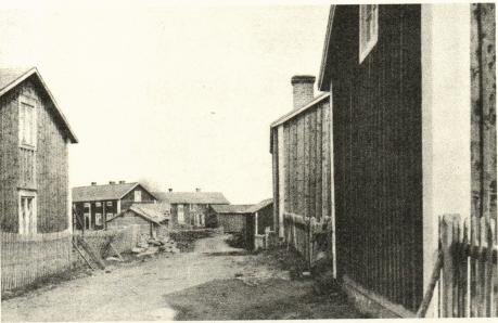 Bild 1. Bygata, »täd», i Björkö. T. v. Skäggas gård, i mitten Martis, t. h. Riback gårds lillstuga.