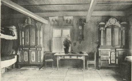 Bild 4. Stuga i Björkö. »Birongskåpet» till höger gjort och målat år 1878 av E. G. Doktar.<bStorskåpet invid innersängen har årtalet 1899, sängen gjord 1872.