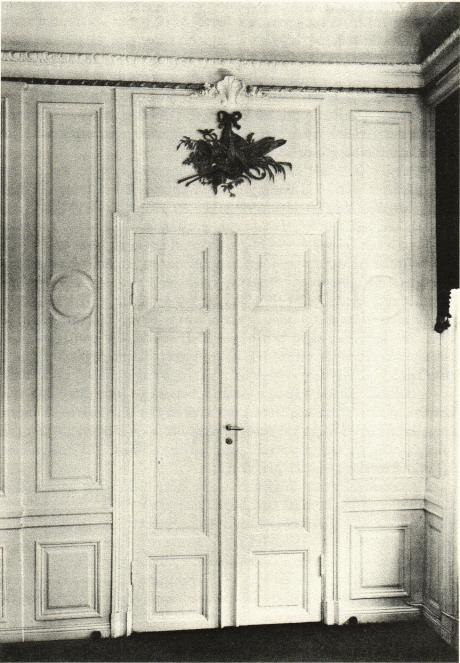 Bild 9. Dörrparti i salen, Järntorget 83. Nu vitmålat, dörröverstycket i gult och guld.<bTroligen utfört efter J. E. Rehns ritning.