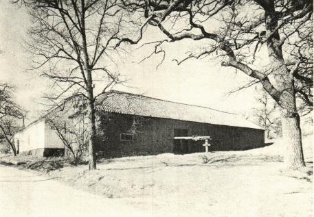 Bild 14. Kristineberg, fägården från söder. I förgrunden den gamla rödfärgade logen; den vita längan till vänster från början av 1800-talet.