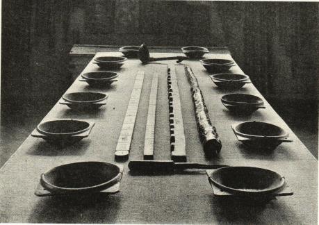 Bild 1. Bylagets uppsättning av dryckeskärl, bystavar och budkavel i Käckestads by, Västergötland.