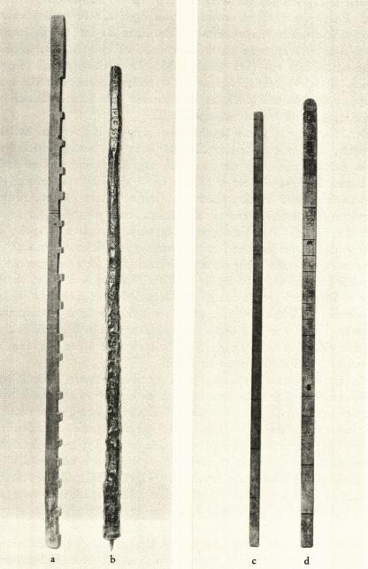 Bild 2. Bystavar från Käckestads by, Västergötland.<b<smala) »Pliktkäpp» 159,5 cm., b) Åldermansstav eller »grannastav» 145,8 cm., c och d) Måttstockar för gärdesgårdarna 133,5 och 138,5 cm.</smal
