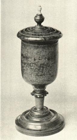 Bild 5. Bypokal från Dimbo by, Västergötland.<bNu i Nordiska museet.
