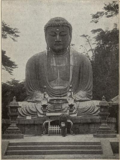 Buddabild av brons i Kamakura i Japan.<b<smalBildens storlek framgår av en jämförelse med den man, som står framför densamma.</smal