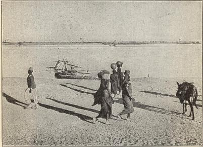 Vattenhämterskor på väg till floden.