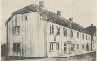 S. A. Andrées födelsehus i Gränna<b<bPå minnestavlan läses: "S. A. Andrée, ingenjör, luftseglare, föddes<b<bhär den 18 okt. 1854. Avseglade mot Nordpolen den 11 juli 1897."<b S. A. Andrées födelsehus i Gränna<b<bPå minnestavlan läses: "S. A. Andrée, ingenjör, luftseglare, föddes<b<bhär den 18 okt. 1854. Avseglade mot Nordpolen den 11 juli 1897."<b