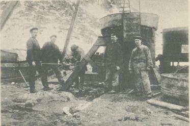Arbeten på vätgasapparatens montering 1897. Arbeten på vätgasapparatens montering 1897.