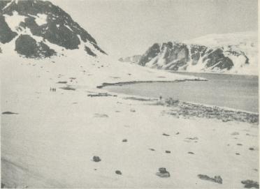 Foto  E. Christell.<b<bStationen å Danskön år 1928. Till höger synas resterna av ballonghuset<boch vätgasapparaten, till vänster grunden till "Pikes hus".