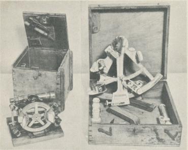 <bStrindbergs instrument för de astronomiska ortbestämningarna. Till<bvänster det lilla universalinstrumentet, till höger sextanten. Båda<binstrumenten tillhöra fynden på Vitön och äro fotograferade i det skick,<bi vilket de nu befinna sig. <bStrindbergs instrument för de astronomiska ortbestämningarna. Till<bvänster det lilla universalinstrumentet, till höger sextanten. Båda<binstrumenten tillhöra fynden på Vitön och äro fotograferade i det skick,<bi vilket de nu befinna sig.