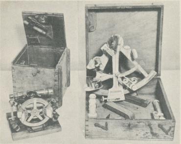 <bStrindbergs   instrument   för   de   astronomiska   ortbestämningarna.   Till<bvänster det lilla universalinstrumentet, till höger sextanten. Båda<binstrumenten  tillhöra  fynden  på  Vitön  och äro  fotograferade  i  det  skick,<bi vilket de nu befinna sig.