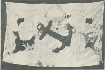 "Örnens" sidenflagga med blått ankare på vit botten. "Isbjörns" fynd. "Örnens" sidenflagga med blått ankare på vit botten. "Isbjörns" fynd.