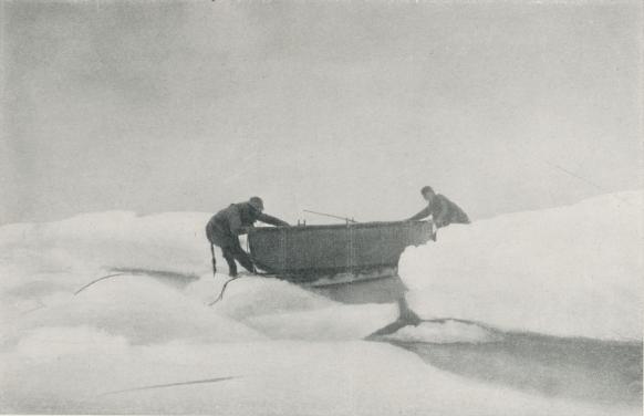 Copyright Svenska Sällskapet för Antropologi och Geografi.<b<bFrænkels kälke med båten  drages fram mellan isblocken. Till  höger Andrée, till vänster<bFrænkel.-Foto   Andrées  polarexpedition   1897.