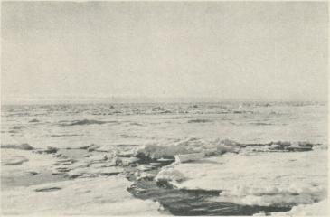 <bFoto Ad. Hoel ombord på "Krassin"  1928.<b<bBreda rännor fyllda med stycken av is och snö.