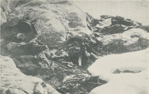<bFoto O. Hanssen.<bUppe  vid bergkanten  låg Andrées  lik.  —  Kläderna  kringrivna  av  djur,   ovanför  liket primusköket och en<b<baluminiumkopp.