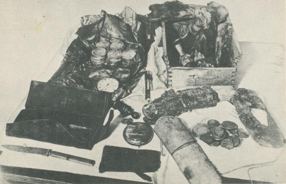Låda  med  sysaker  och  expeditionens  kassa.  Här  även  avbildade  ett kirurgbestick,   en  fruktkniv,   ur,<bglasögonfodral, visselpipa av horn m. m. "Isbjörns" fynd.