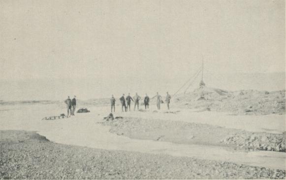 Foto Sörensen 1930.<b"Bratvaag"-expeditionen vid Andréelägret den 6 aug. 1930. — Till höger d:r Horns varde,  i bakgrunden<binlandsisen.<bCopyright Svenska Dagbladet.