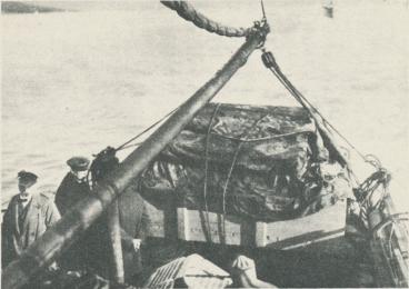 <bKistan med Andrées och Strindbergs lik på "Bratvaags" akterdäck. <bKistan med Andrées och Strindbergs lik på "Bratvaags" akterdäck.