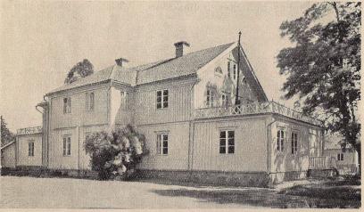 Bild 11. Karolinskt hus med utbyggd sal. Flyglar och tak senare. Fårbo.