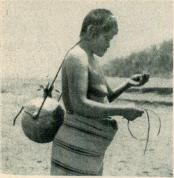 12. Chorotikvinna bär hem vatten.<bRio Pilcomayo.