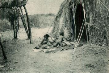 16. Chorotimamma med sin lilla gosse och hans lekkamrat.