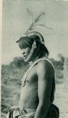 26. Ashluslay med mössa<bbesatt med snäckskalsskivor.