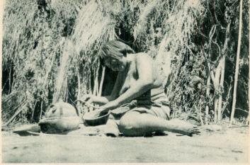 37. Charotikvinnor som bygger ett lerkärl.