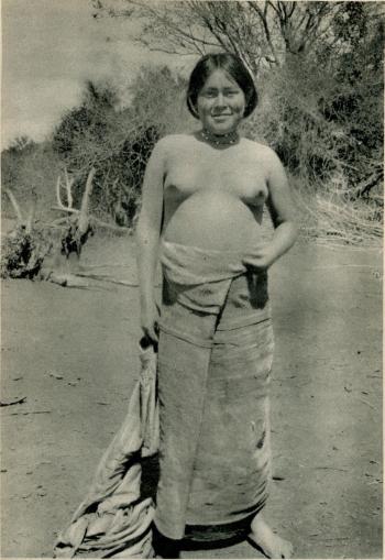 64. Ung chanékinnna blottar överkroppen för att fotograferas. Rio Parapiti.