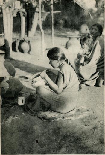 67. Chanéhövdingen Vocapoys hustru målar ett lerkärl. Rio Itiyuro.