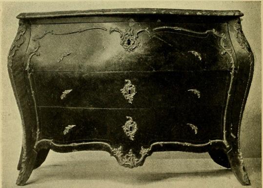 Byrå        Kommode        Commode<bFig. 6. L. 123 cm. 1760—70. Rum 57.