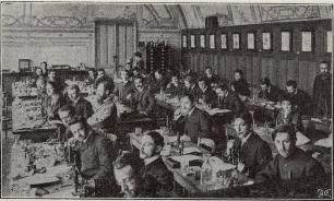 Laboratoriesal i Sorbonne, där fru Curie öfvertagit sin aflidne<bmakes lärostol.