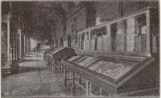Handskrifternas utställningsmontrer i nationalbiblioteket.