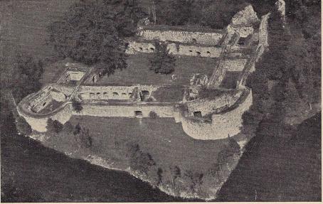 Fig. 3. Flygfoto av Kronobergs slott (omkr. 1930). Innanför rondellen till höger märkes<bett rundtorn, troligen medeltidsborgens kärna (se pl. XI).