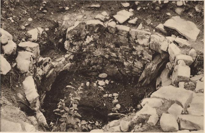 Nedre delen (frän sydväst) av det runda vakttornet vid Hultaboda ö. Rundeln är till ett par meter nedsprängd i berget.<bMurverk i nio skift. Det översta bildade en jämn krans, varpå tornets övre parti av trä reste sig. — Foto: G. Svanström 1935.