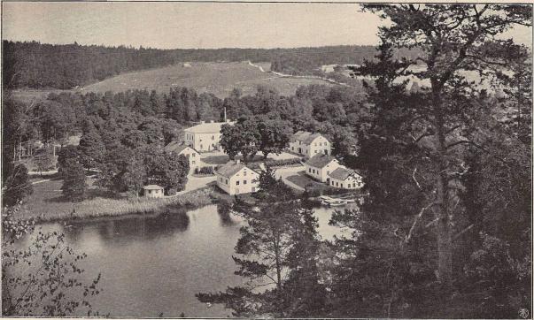 Nygård från berget på motsatta stranden.