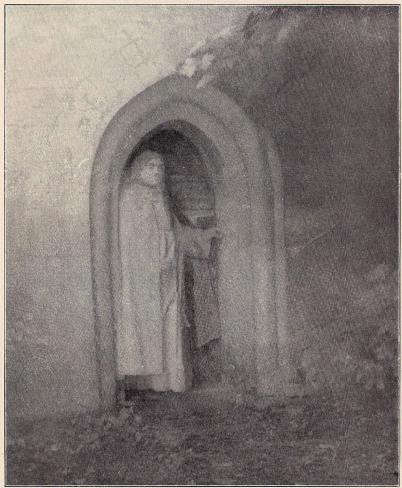 Eric Ihrfors vid dörren till Vadstena klostermur