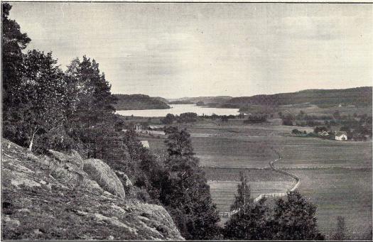                                                 (Fot. af J. E. Thorin, Åtvidaberg.)<bUKNADALEN FRÅN FALERUM MED SJÖN ÅKERVRISTEN I BAKGRUNDEN.