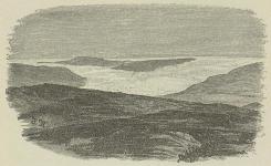 Udsigt fra landet vestenfor Kangersunekfjorden over skridjøklerne, som<bfalder ud i denne Sverdrup og forfatteren var nede paa den sydlige.<b(Af forfatteren efter fotografi af cand. polyt. Petersen).