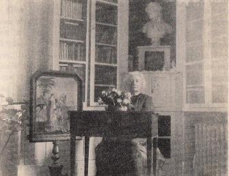 Ellen Key vid Marie Louise Raabs bord och en eldskärm, sydd av hennes farmor. Två dyrbara minnen.