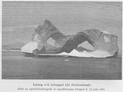 <smalIll. W. MEYER, X. A.</smal<bIsberg vid inloppet till Julianehaab.<bEfter en ögonblicksfotografi af expeditionens fotograf d. 17 juni 1883.