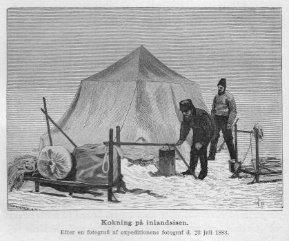 <smalIll. W. MEYER, X. A.                        V. A.[=Andrén]</smal<bKokning på inlandsisen.<bEfter en fotografi af expeditionens fotograf d. 23 juli 1883.
