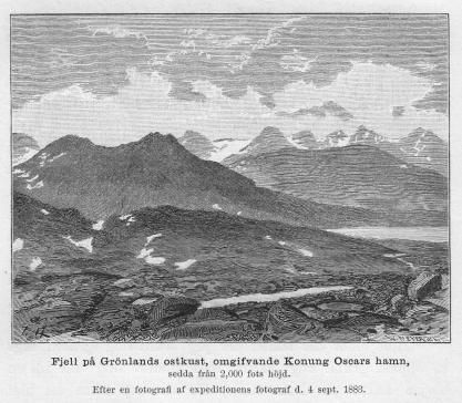 <smalIll. R. H.[=Haglund]                        W. MEYER, X. A.</smal<bFjell på Grönlands ostkust, omgifvande Konung Oscars hamn,<bsedda från 2,000 fots höjd.<bEfter en fotografi af expeditionens fotograf d. 4 sept. 1883.